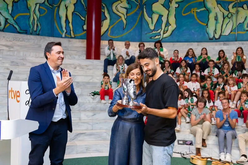 Buruaga entrega a Andrés Martín el premio Chisco al mejor jugador del Racing de la pasada temporada