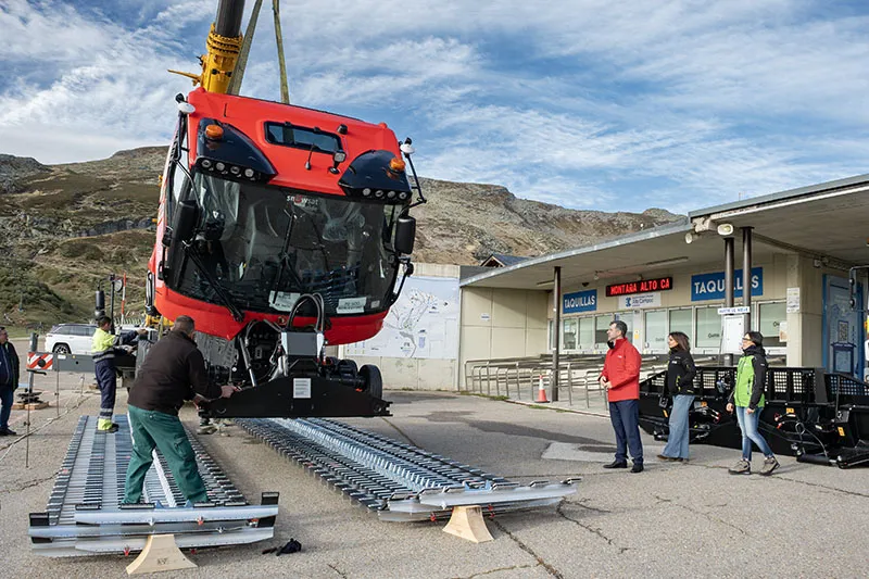 El consejero de Turismo visita Alto Campoo con motivo de la incorporación de una nueva máquina pisapistas dotada con tecnología SNOWsat