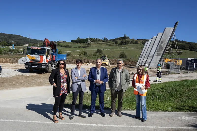 Noticias de Cantabria | El Cántabro | Fomento invierte en Castañeda cerca de 840.000 euros y dota al municipio de una zona de juegos infantiles cubierta