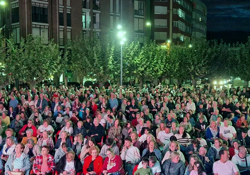 La campaña de dinamización comercial ‘Bingo ComPremio Cantabria’ comienza con éxito en Los Corrales de Buelna y llega esta semana a Reinosa