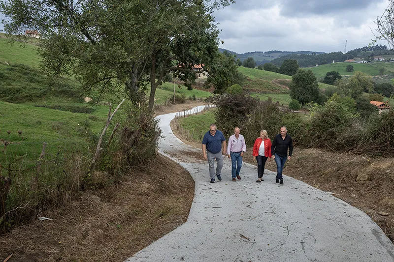  María Jesús Susinos visita en Bárcena de Cicero la mejora de un camino agrario en la mies de Vidular