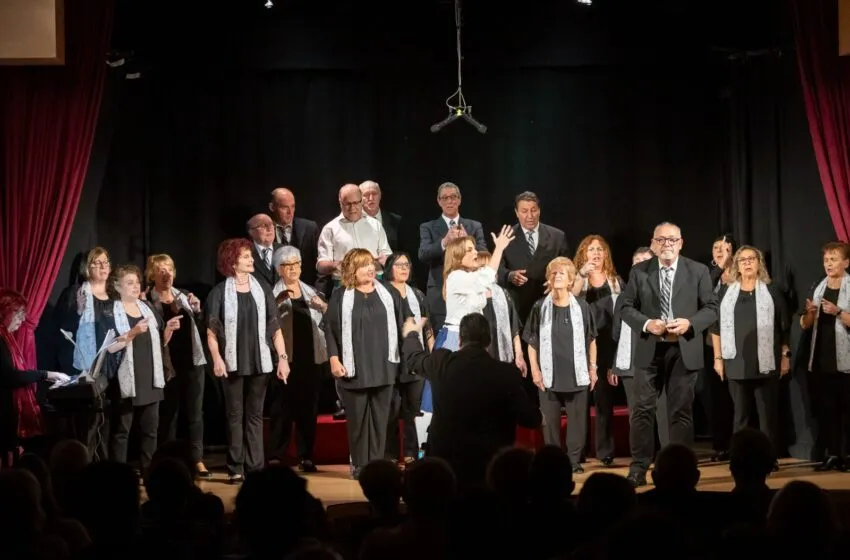 El Auditorio David Bustamante vibró con el homenaje al Padre Guerra a cargo del Orfeón Barakaldés y la Coral Barquera
