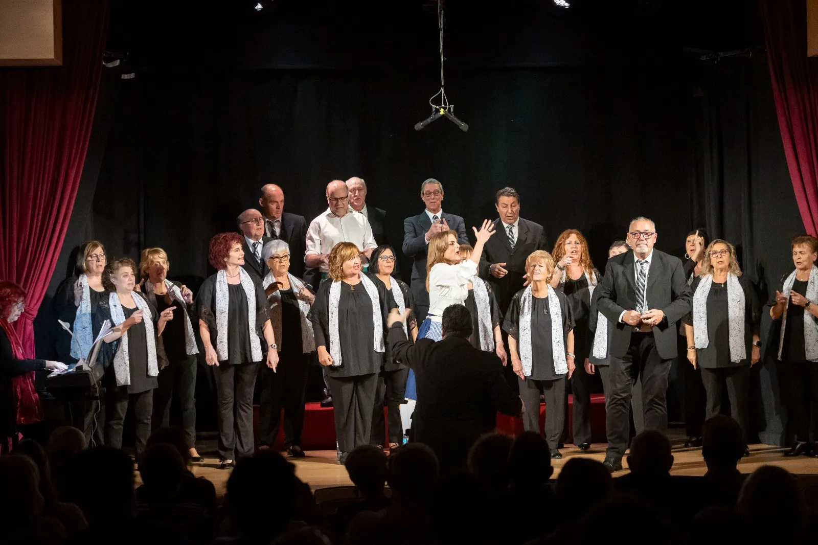 El Auditorio David Bustamante vibró con el homenaje al Padre Guerra a cargo del Orfeón Barakaldés y la Coral Barquera