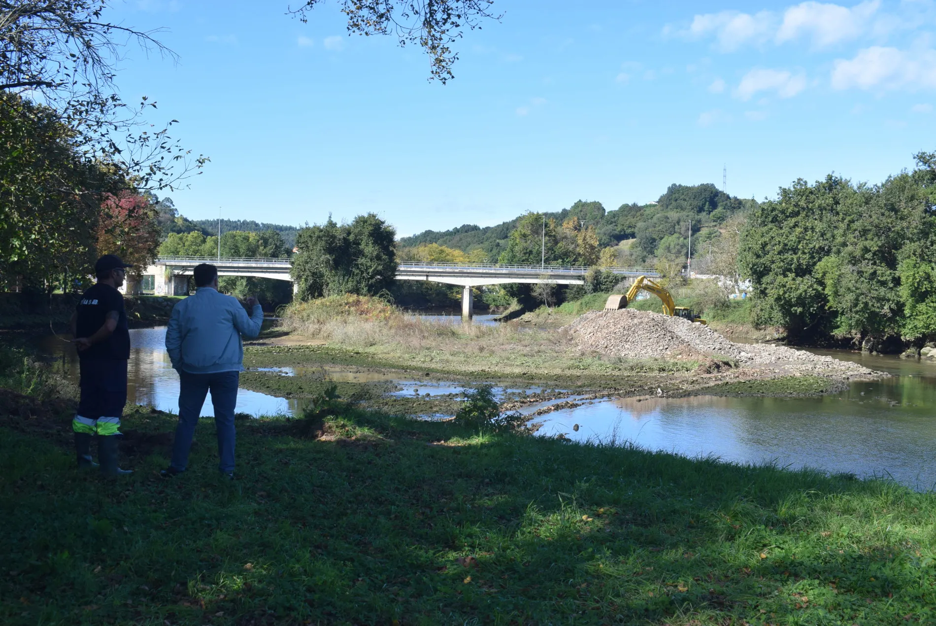 Piélagos reubica los sedimentos del río Pas en el Muelle de Oruña para aumentar la capacidad del cauce y reducir el riesgo de inundaciones