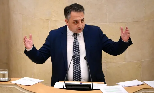  El PP tilda a la oposición de «tripartito de la vergüenza» por frenar el progreso alcanzado los dos últimos años en Cantabria