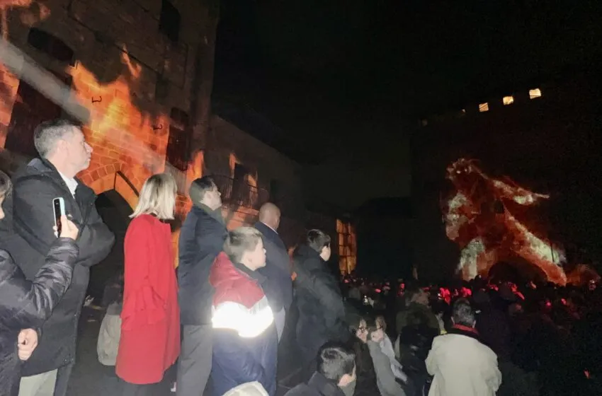 Martínez Abad asiste al encendido del alumbrado navideño en Santillana del Mar