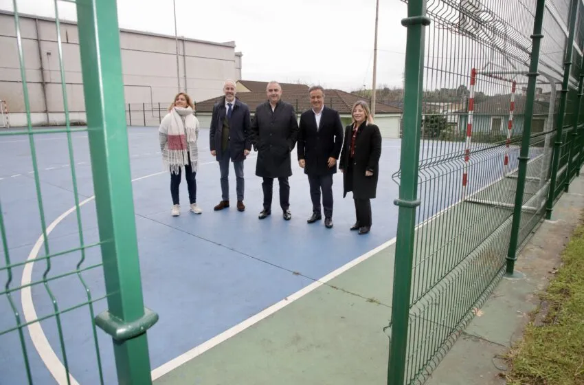  El Gobierno de Cantabria ejecuta varias obras de reforma en el parque infantil y la pista multideporte del CEIP Juan de Herrera de Camargo