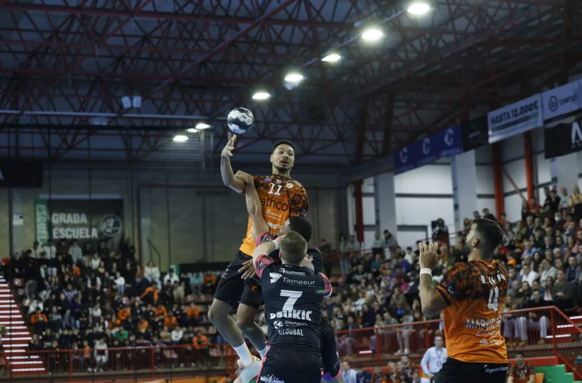  El Bathco BM Torrelavega reina en el caos y supera al Puente Genil en un duelo frenético