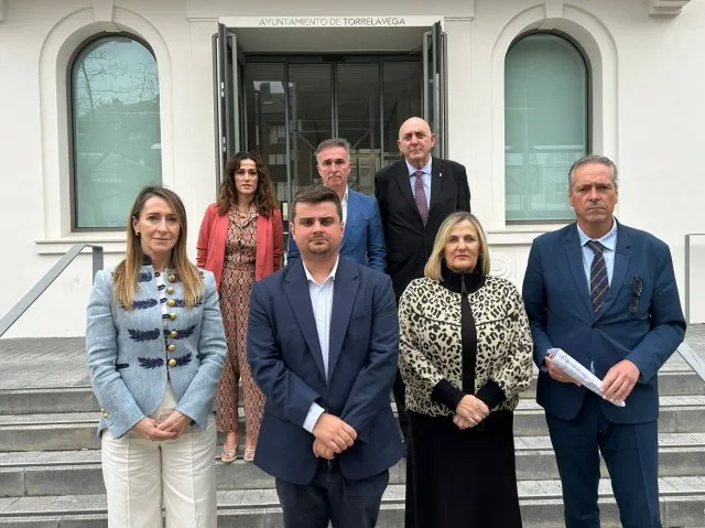  El PP de Torrelavega abandona el pleno después de que Javier López Estrada impida que se debatan sus mociones