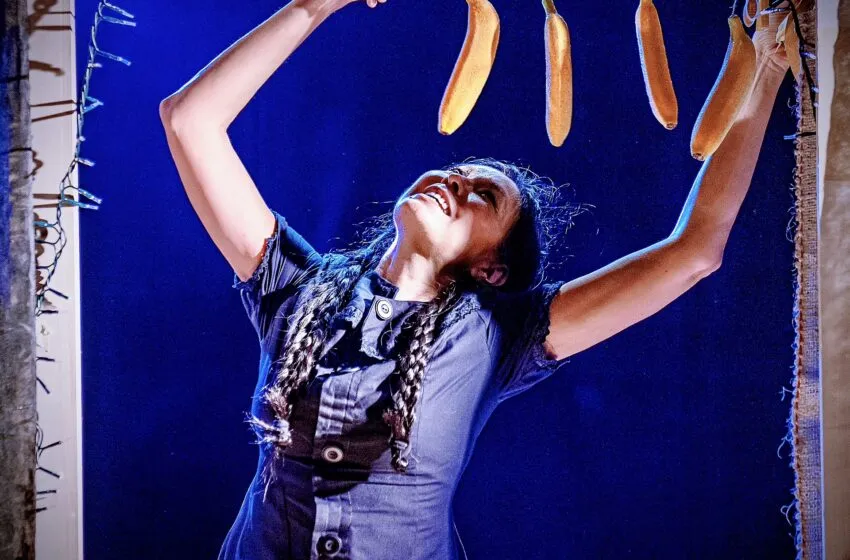 La actriz colombiana Mayil Georgi Nieto presenta en la Teatrería de Ábrego “Por una banana” dentro de la Muestra Internacional de Teatro Mujeres que Cuentan