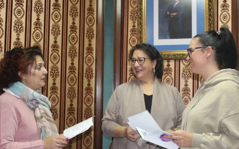  La concejala de Igualdad de Reinosa se reúne con la Asociación de Mujeres Gitanas Progresistas