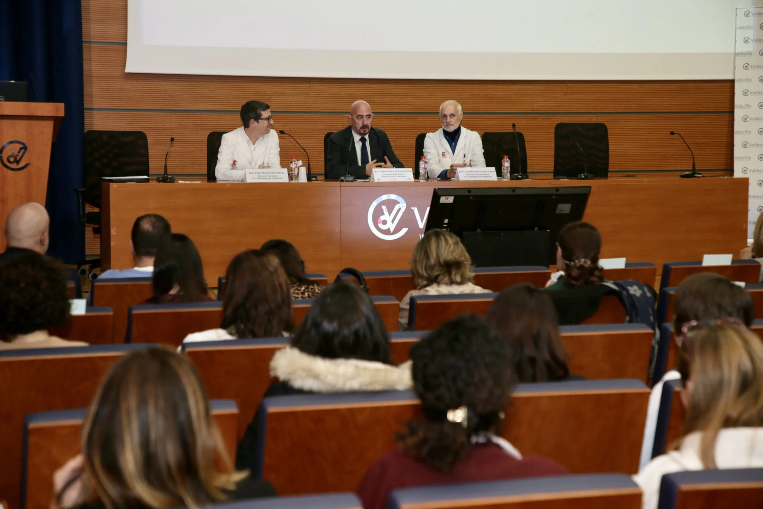 Pascual destaca la capacidad de «innovación e investigación» de los profesionales de la enfermería en Valdecilla que son «referentes a nivel nacional»