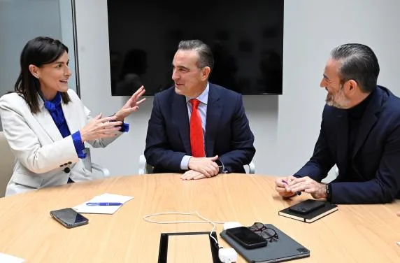 Noticias de Cantabria | El Cántabro | La alcaldesa mantiene un primer encuentro con Daniel Vega, director de Faro Santander