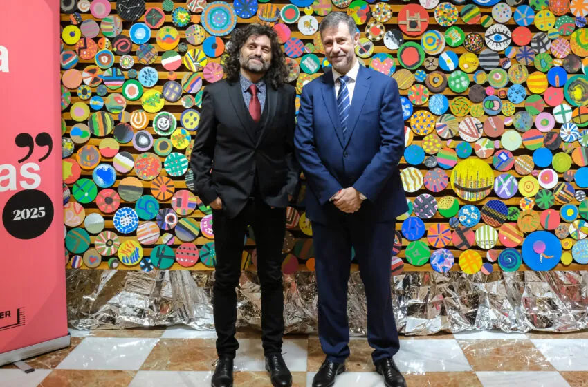  Martínez Abad asiste a la Gala de las Letras 2025 donde se ha reconocido la trayectoria del escritor Alberto Santamaría