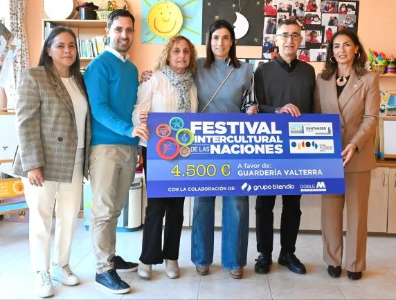 La alcaldesa preside la entrega del cheque de 4.500 euros a la guardería Valterra