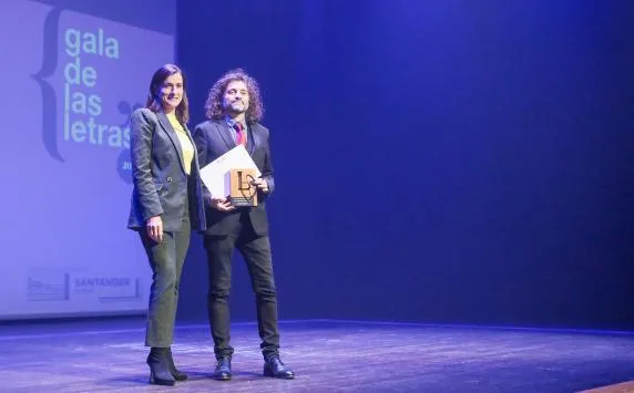  La alcaldesa preside la entrega de los premios literarios de Santander en la Gala de las Letras