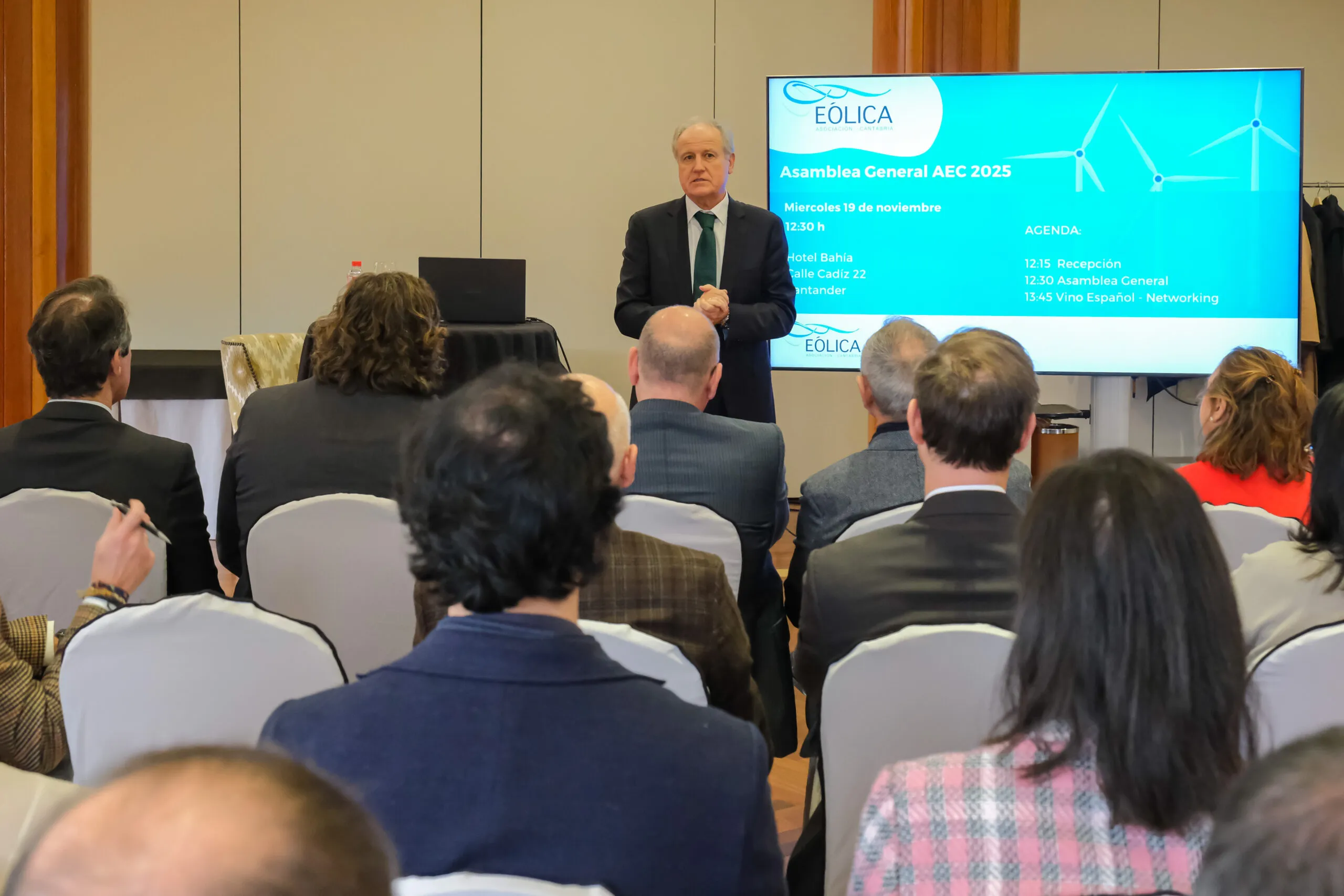 Eduardo Arasti reafirma el compromiso del Gobierno con la producción de energía eólica en Cantabria