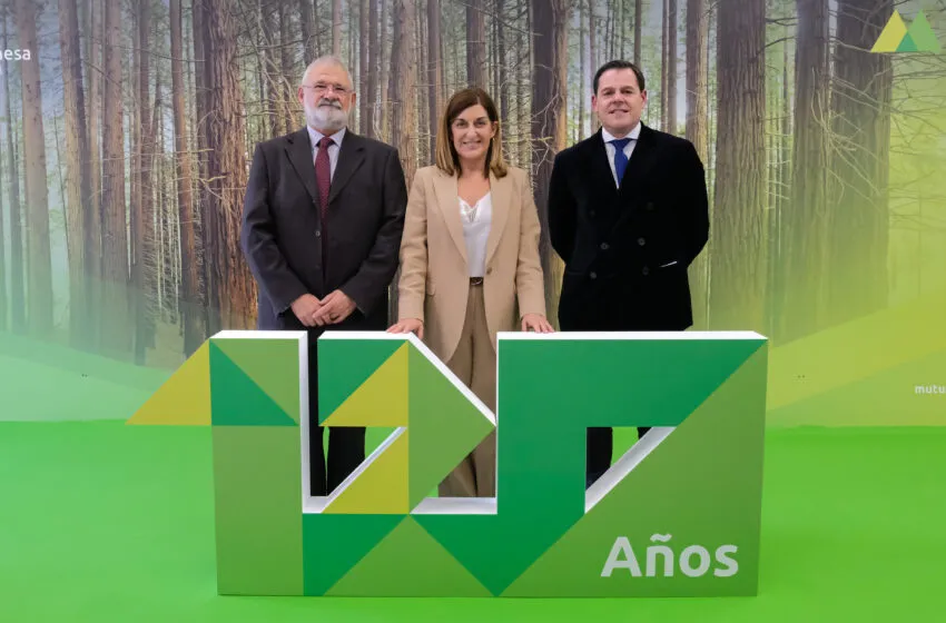  Buruaga reconoce la implicación de Mutua Montañesa en el desarrollo de Cantabria durante la celebración de su 120 aniversario