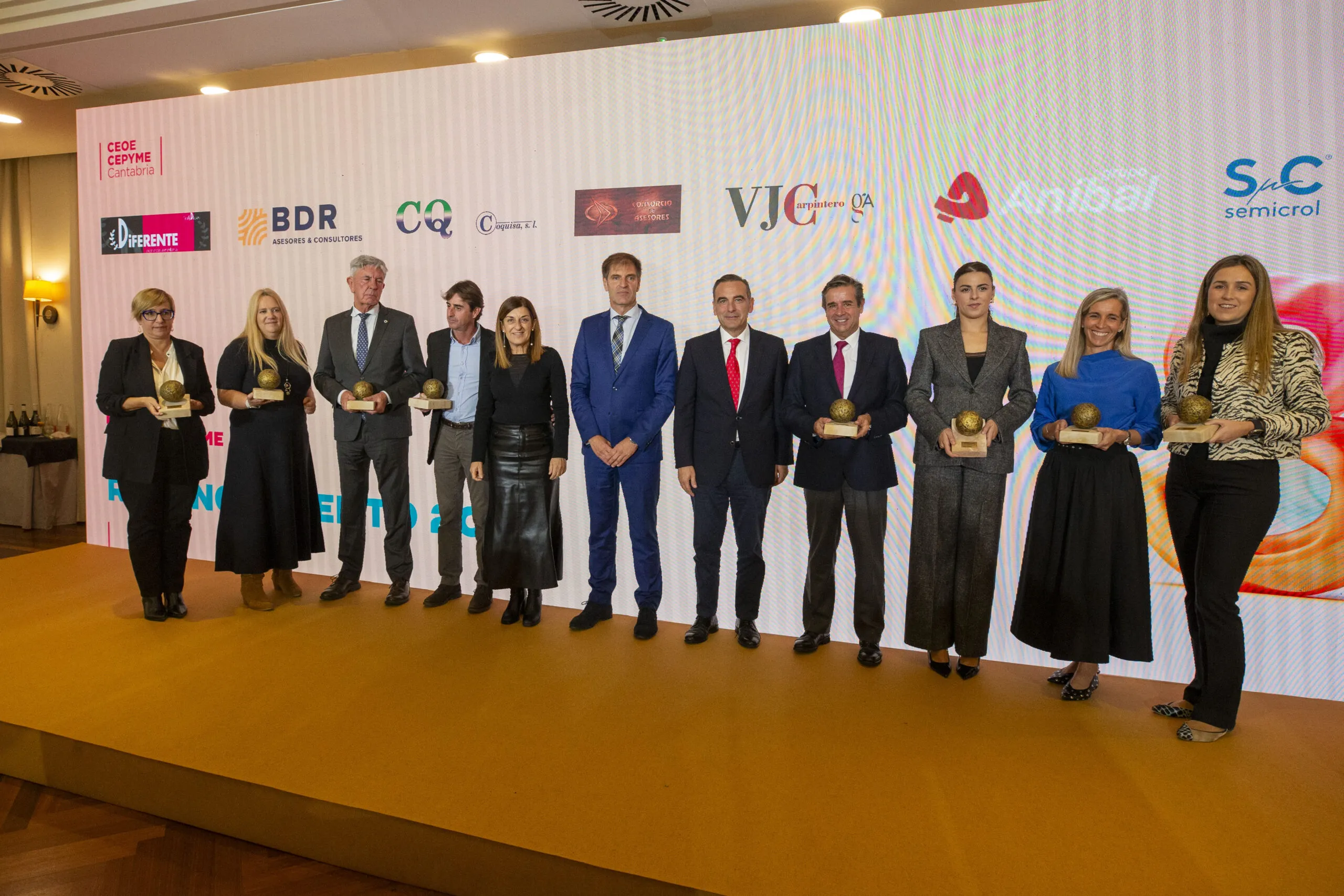 Buruaga pide ayuda a los empresarios para aprobar «el mejor y el mayor presupuesto de la historia de Cantabria»