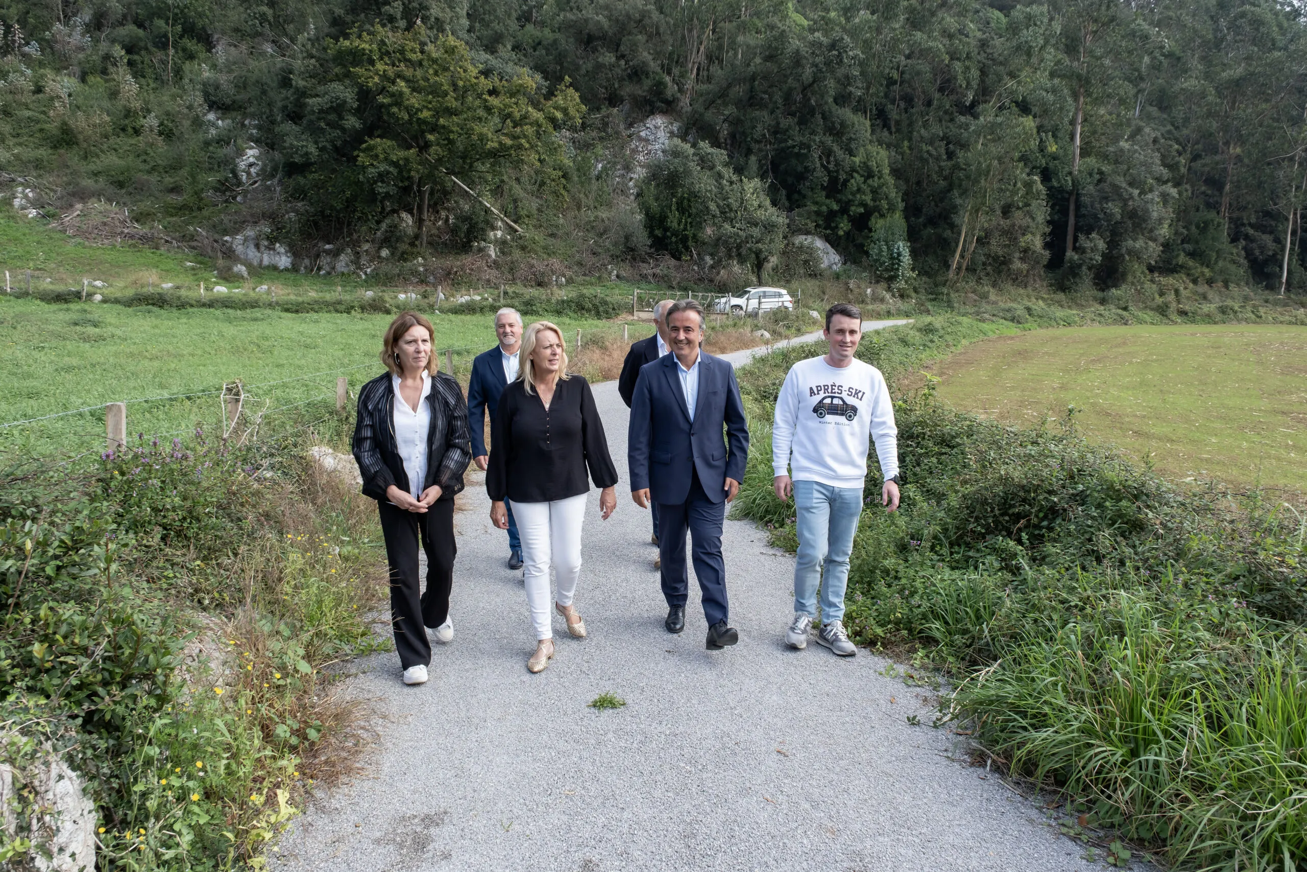 Desarrollo Rural y el Ayuntamiento de Camargo mejoran el camino agrario de El Olmo, en Escobedo