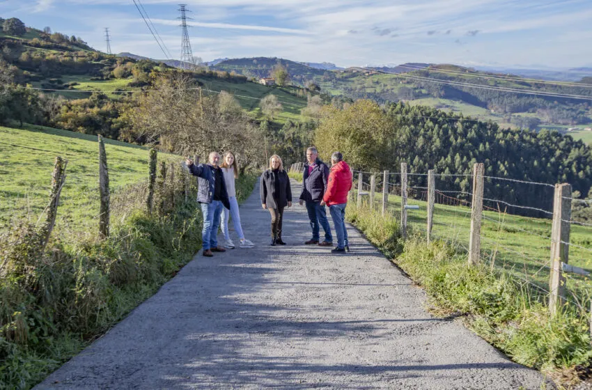 Susinos visita en Solórzano el hormigonado del camino de Fresnedo que mejora la accesibilidad y el tránsito en la zona