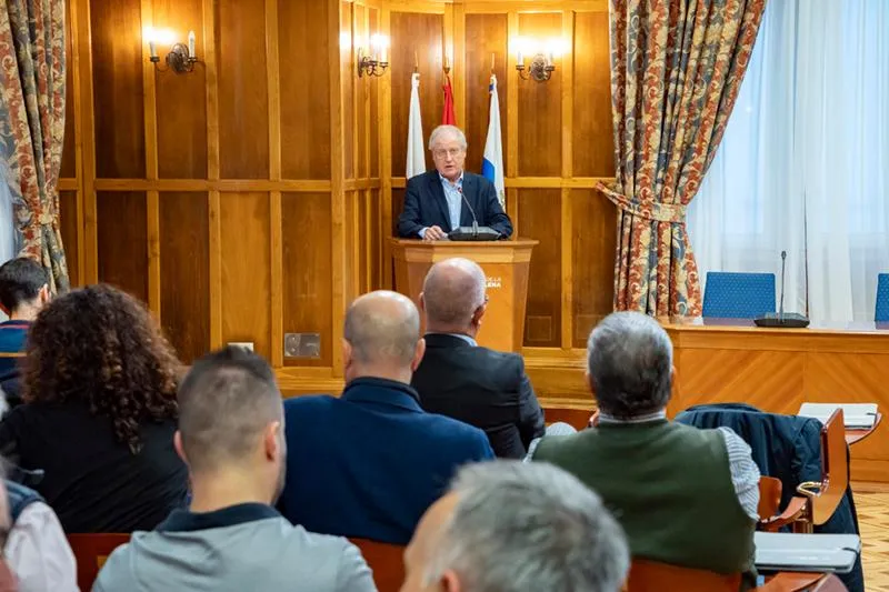 El Gobierno de Cantabria elabora el primer estudio del sector del comercio ambulante para avanzar en su modernización