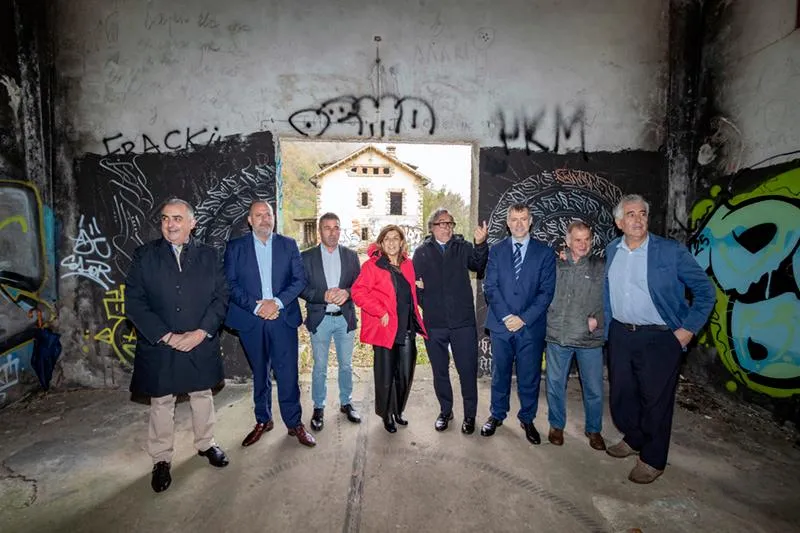 Buruaga destaca que «las máquinas por fin llegan a la Engaña» con el inicio de las obras de la senda verde desde la estación de Yera