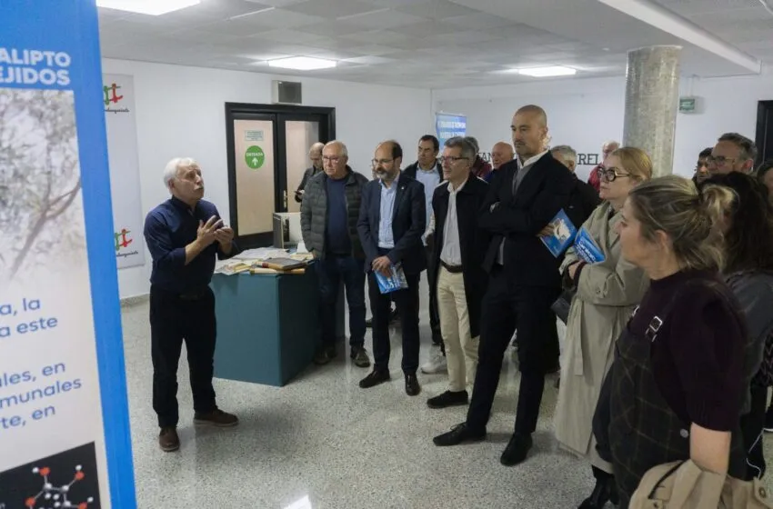  Torrelavega inaugura la exposición ‘Sniace: del eucalipto a los tejidos’