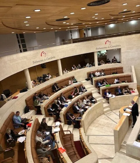  El Parlamento de Cantabria afronta el debate de la Ley de Participación Ciudadana en el último pleno del año
