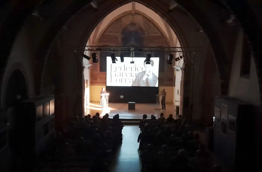  Liébana se reencuentra con Catalina Bárcena en un emotivo acto que combina conferencia escénica y presentación de su archivo digital