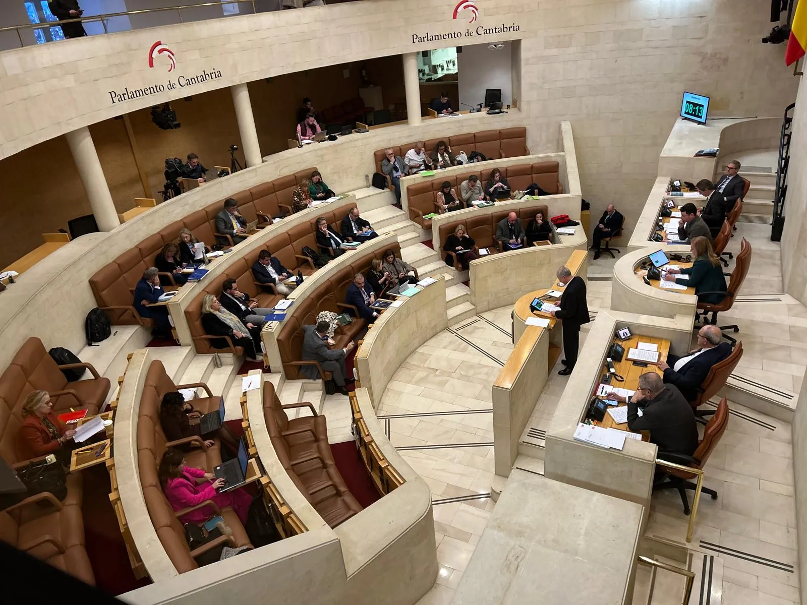 El Parlamento reclama mejoras laborales para los trabajadores de atención a personas mayores