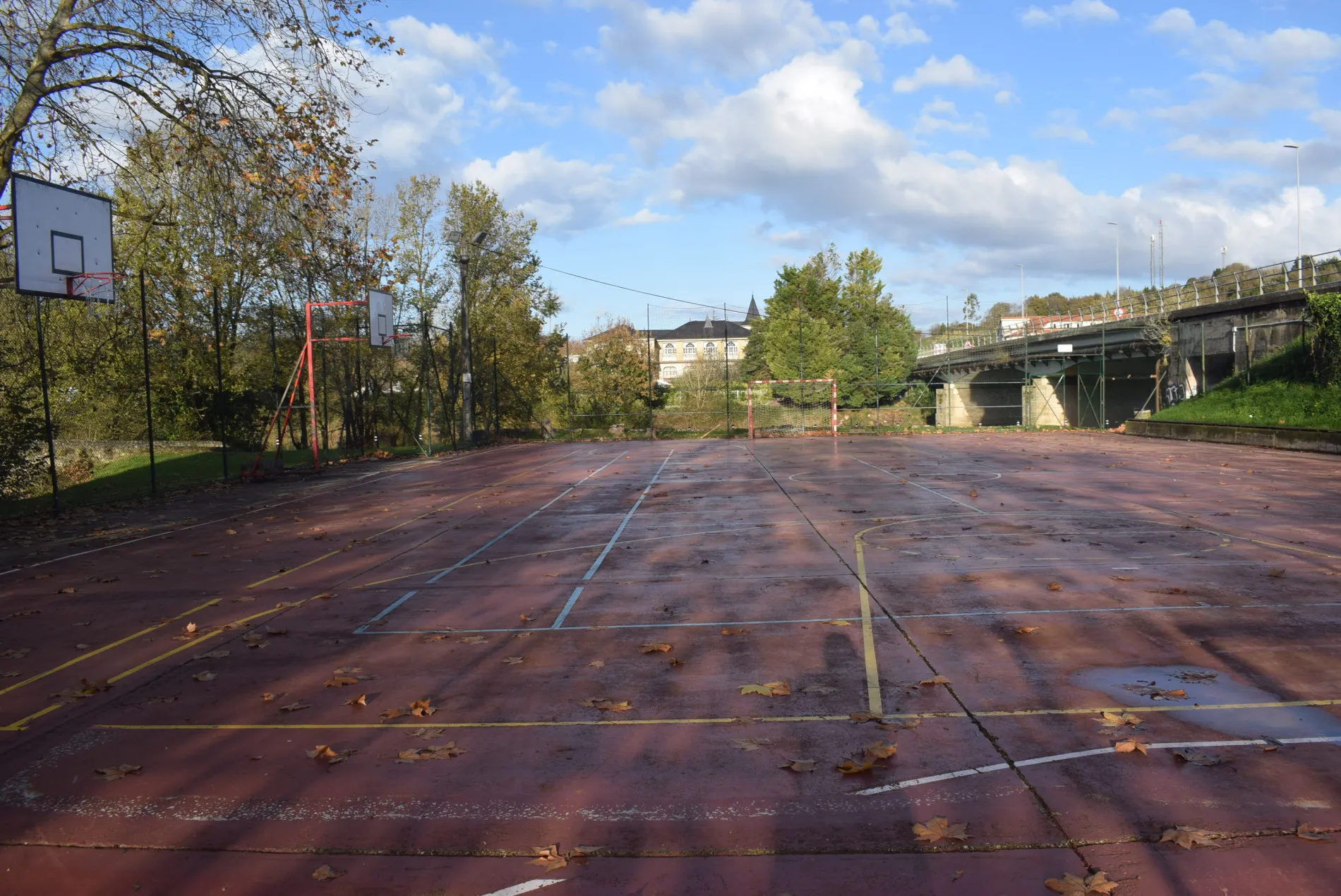 Piélagos licita por 812.395 euros la instalación de una cubierta en la pista polideportiva de Oruña