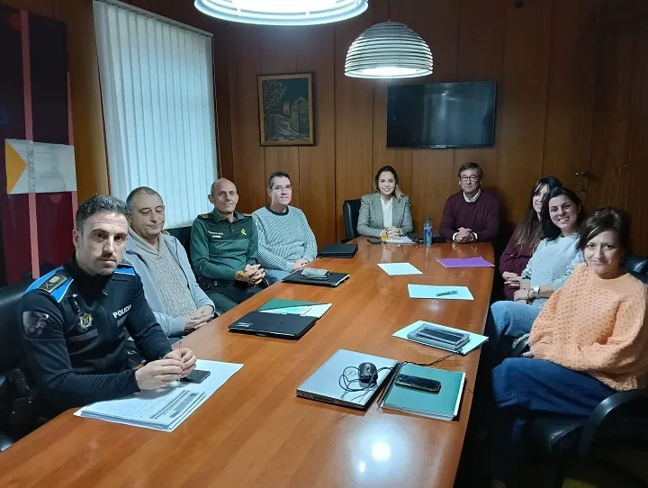  La jefa de la Unidad de Coordinación Viogén de la Delegación del Gobierno, Diana Mirones, ha presidido hoy en Santa María de Cayón, junto al alcalde Francisco Viar, la mesa Viogén.