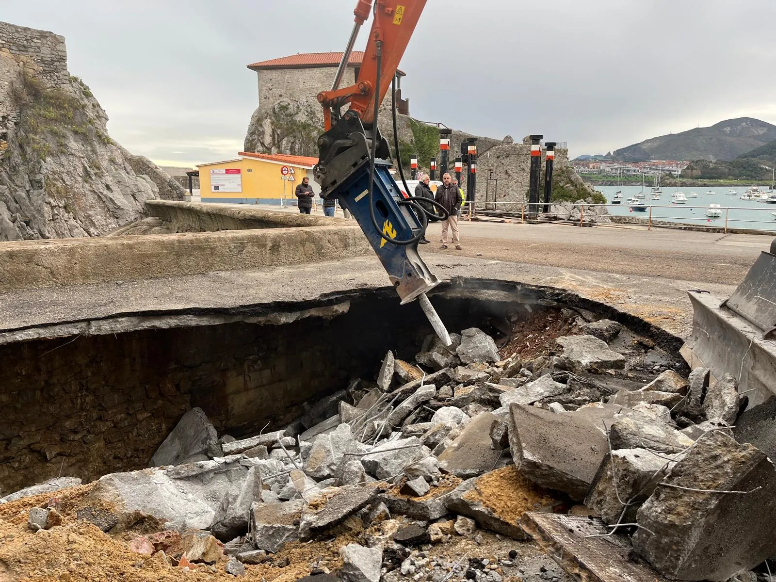 Fomento acomete una obra de emergencia para la recuperación del soplao del muelle antiguo de Castro Urdiales