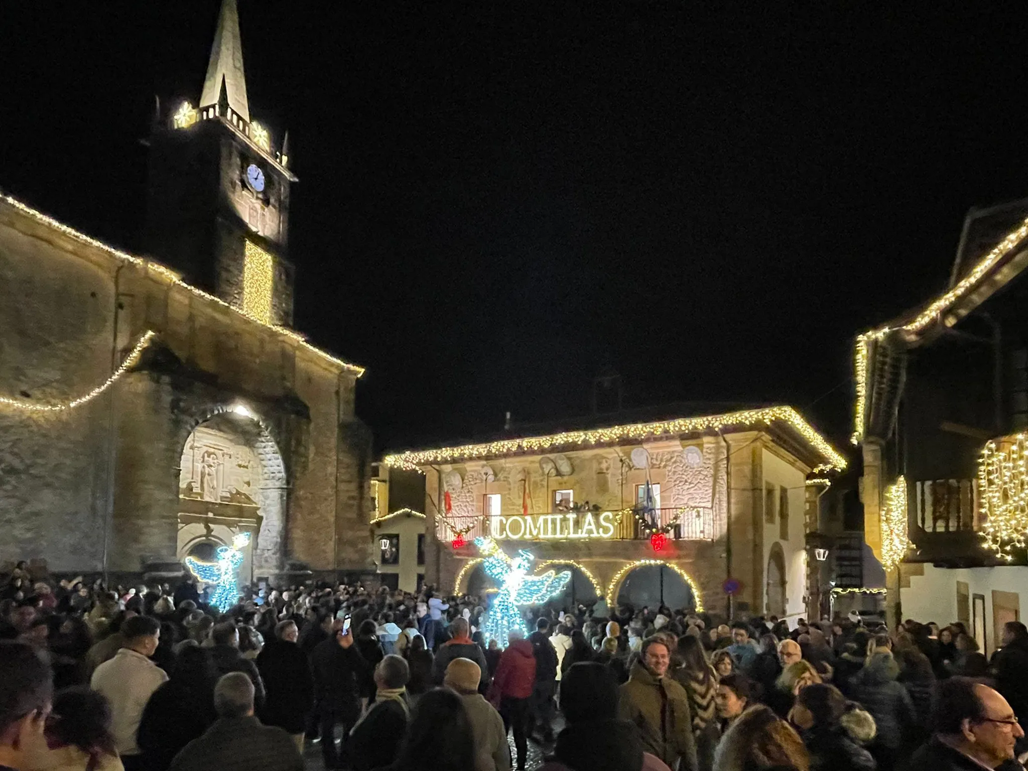 Los niños y niñas del CEIP Jesús Cancio encienden la Navidad en Comillas 