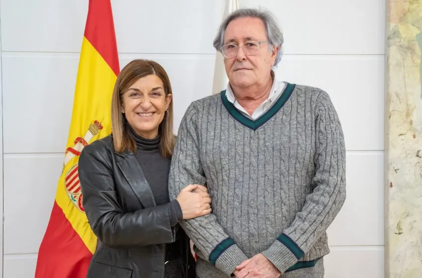  Buruaga felicita a Eduardo Castillo, jefe de Protocolo del Gobierno, tras ser reconocido con el Diploma de servicios distinguidos