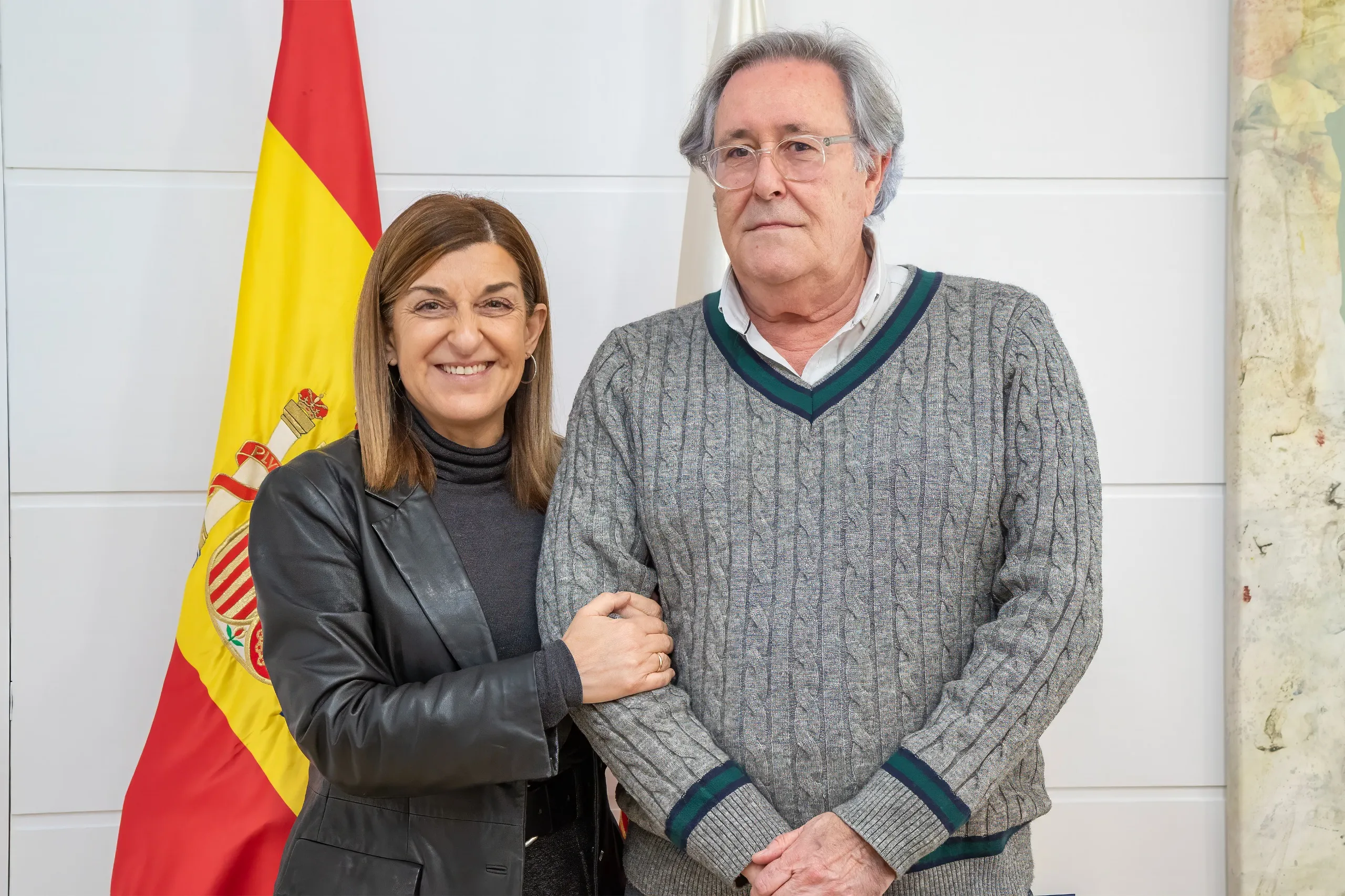 Buruaga felicita a Eduardo Castillo, jefe de Protocolo del Gobierno, tras ser reconocido con el Diploma de servicios distinguidos