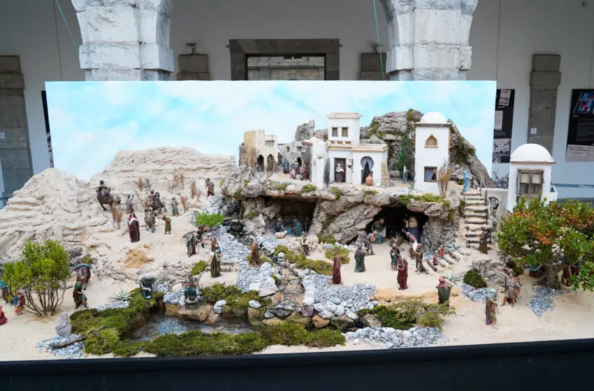  El Parlamento de Cantabria abre al público su belén navideño en el patio de la Cámara
