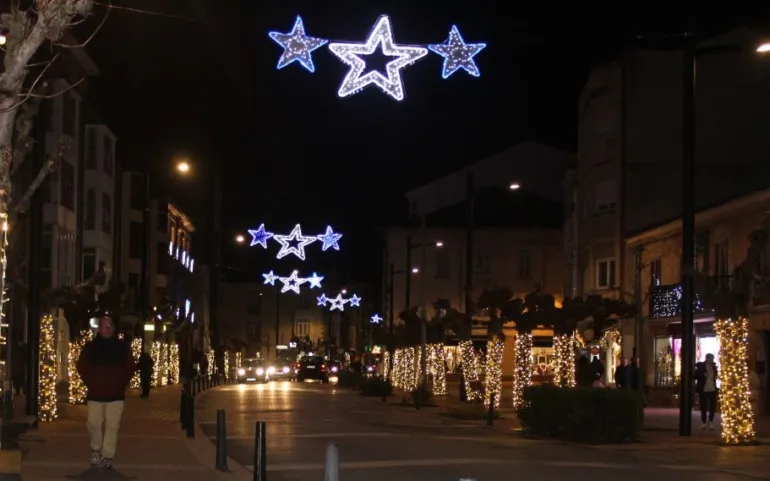  El ambiente navideño impregna desde hoy las calles de Reinosa