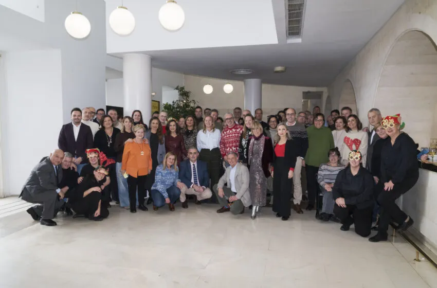  El Parlamento de Cantabria reúne a su personal en la tradicional Copa de Navidad