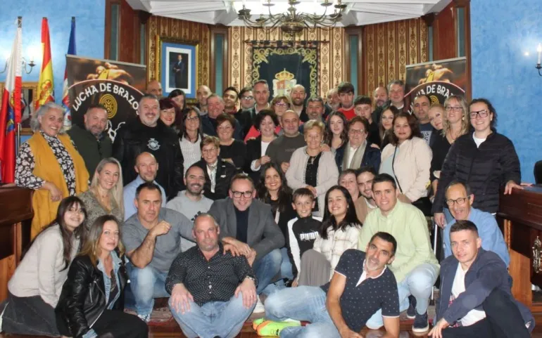  El Ayuntamiento de Reinosa reconoce la trayectoria deportiva del luchador de brazos Camilo Vega