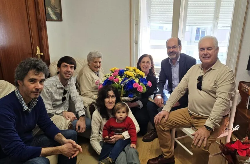  Torrelavega rinde un emotivo homenaje a Cándida Mazón por sus 105 años de vida