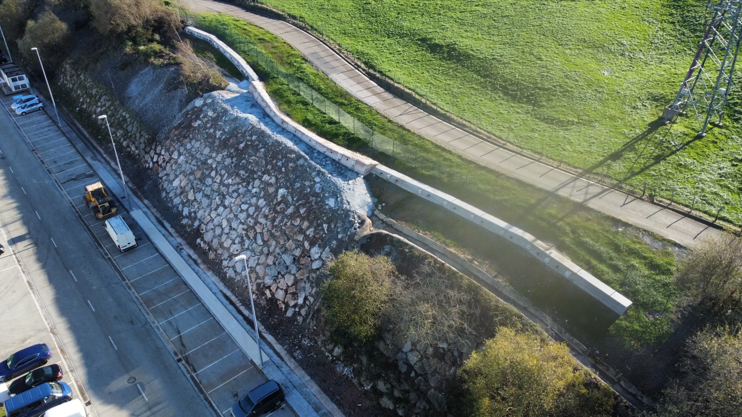Finalizan las obras de reparación del talud del polígono industrial de Tanos-Viérnoles