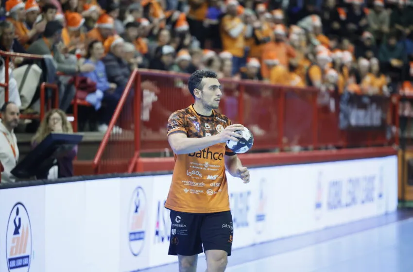  El Bathco BM Torrelavega asegura continuidad y talento: Andrés Moyano renueva hasta 2027