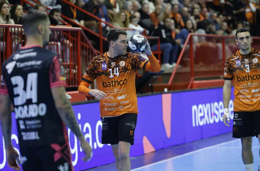 El Bathco BM Torrelavega encara un duelo clave para afianzar su camino hacia la Copa de España
