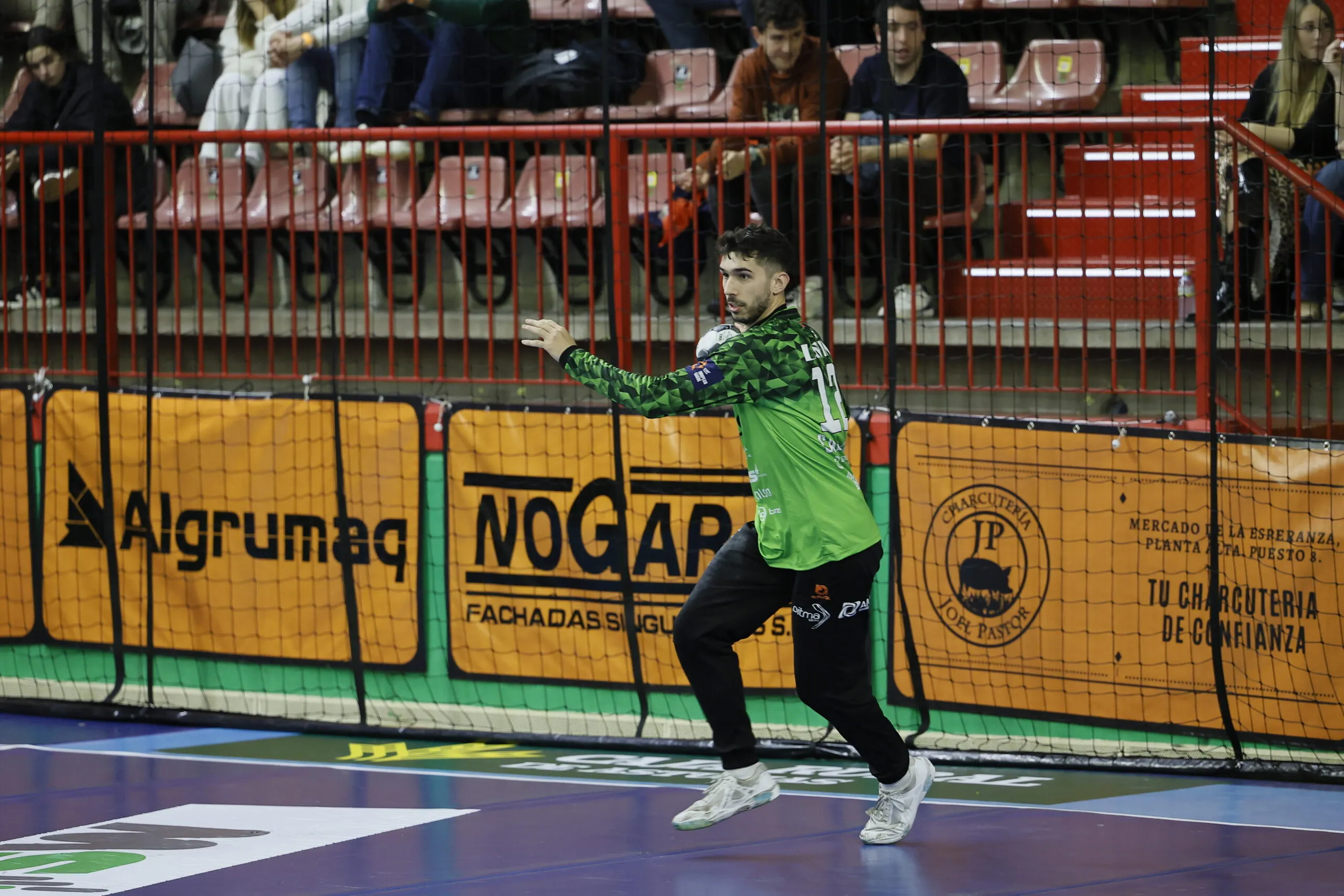 Un imperial Carlos Calle lidera el solvente triunfo naranja