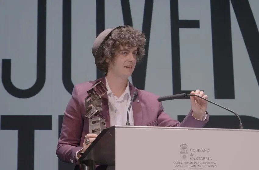 Alejandro Revuelta recibe el Premio Juventud Cantabria 2025 en la categoría de Arte y Cultura