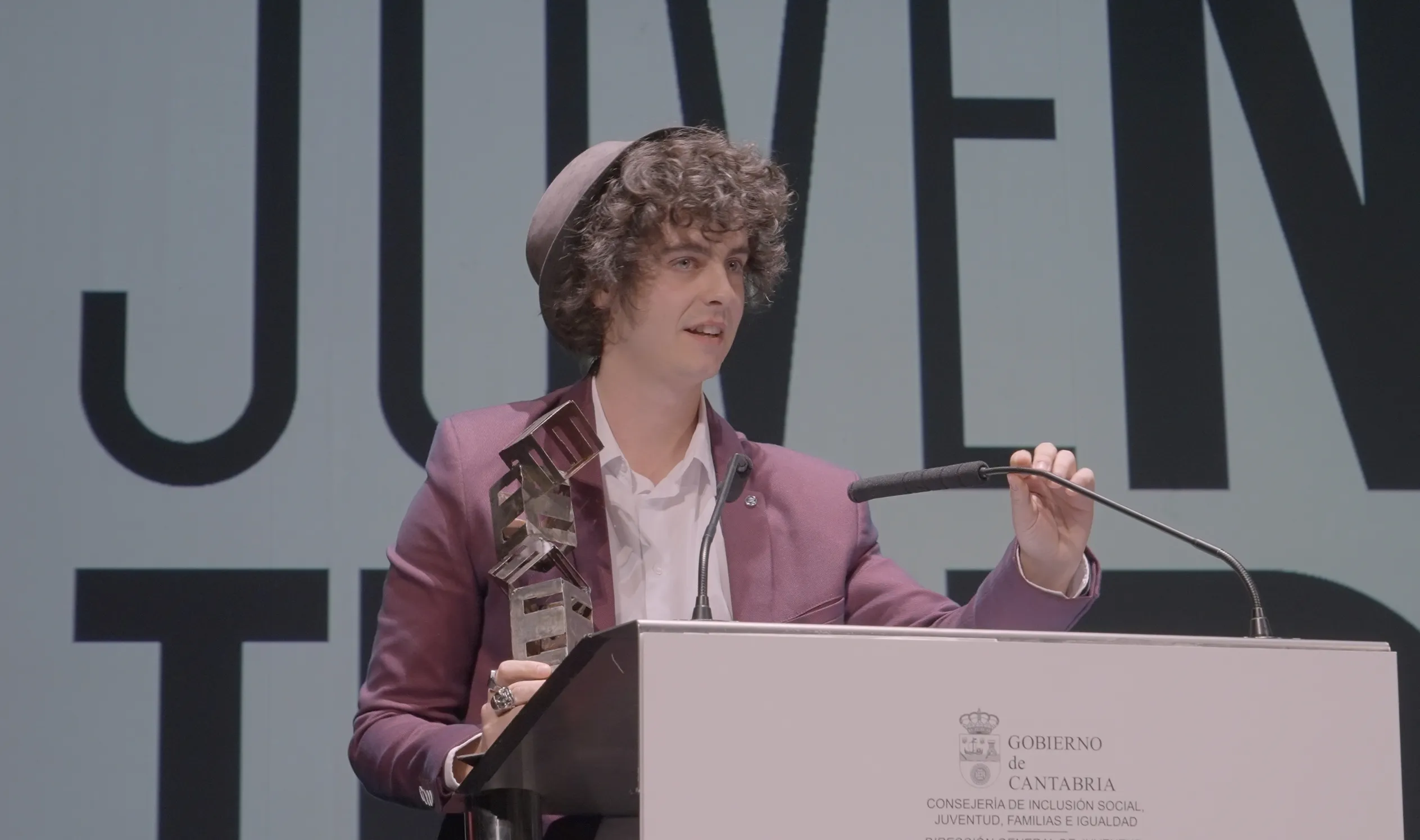 Alejandro Revuelta recibe el Premio Juventud Cantabria 2025 en la categoría de Arte y Cultura