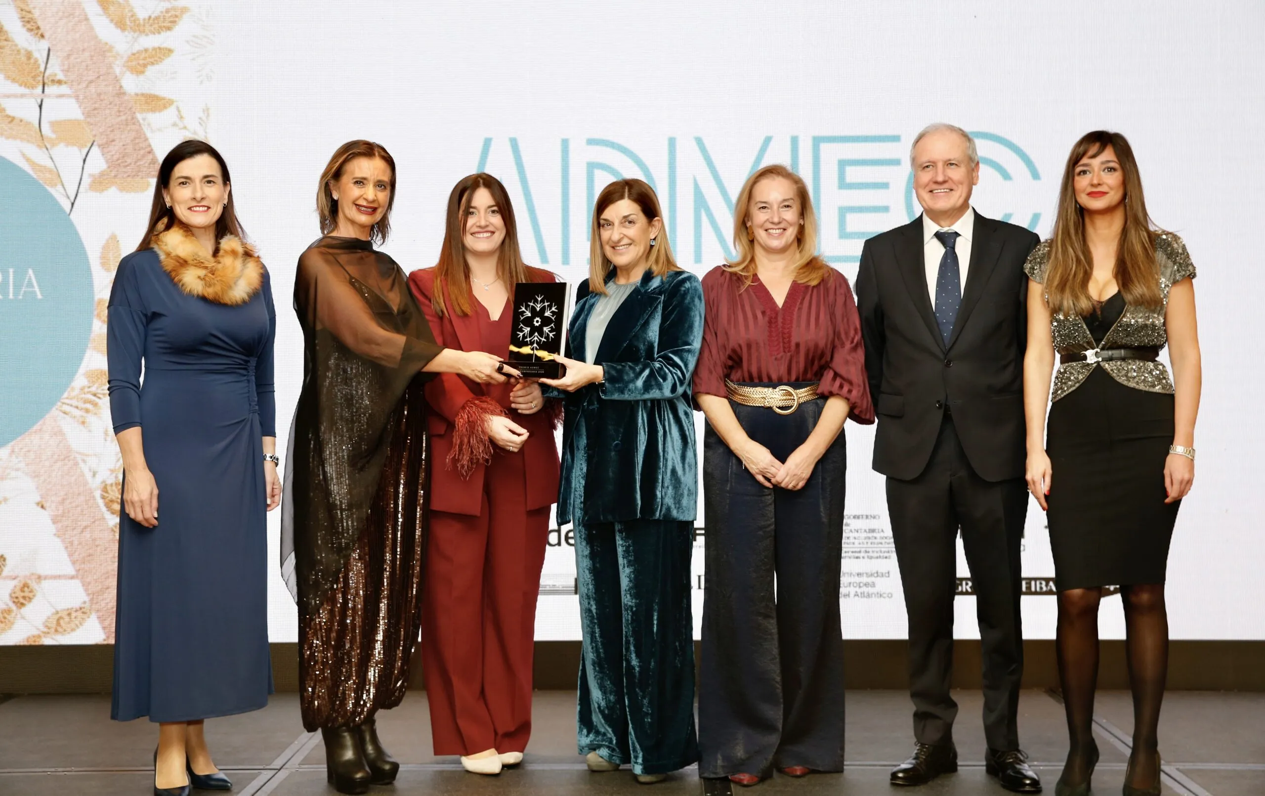 Buruaga destaca el ejemplo de las mujeres empresarias que «construyen y aportan valor a la sociedad de Cantabria