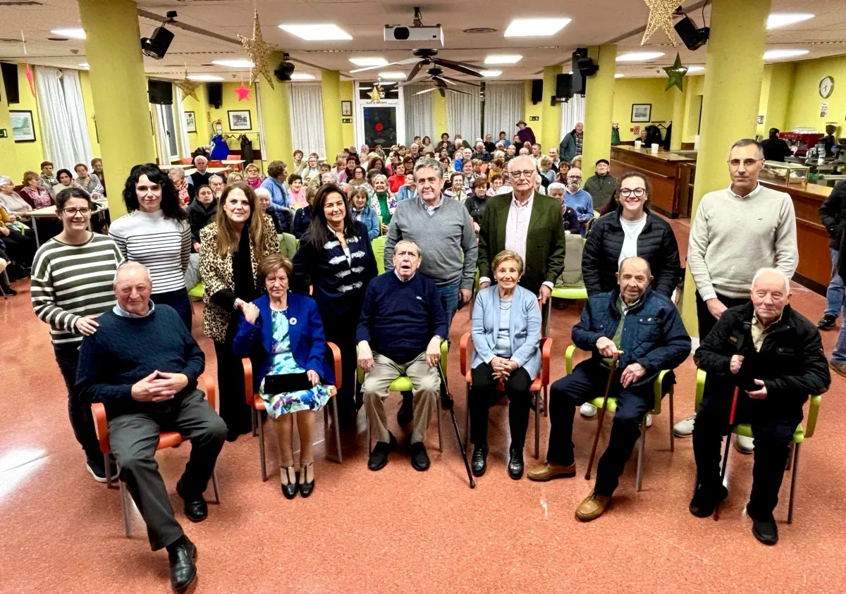 Gómez del Río felicita a los 6 socios del Centro Social de Mayores de Reinosa que cumplen 85 años